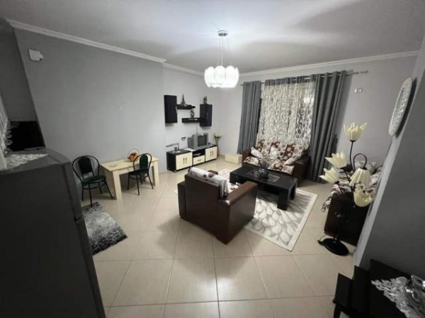 Korce, jepet me qera apartament 1+1 Kati 6, 82 m² 250 Euro (Pranë Shën Marias)