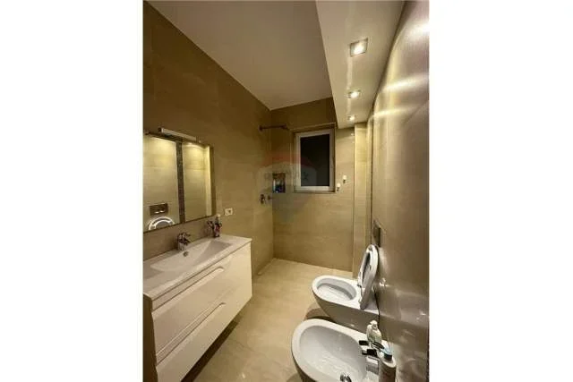 Tirane, jepet me qera apartament 2+1+BLK 200 m² 900 Euro