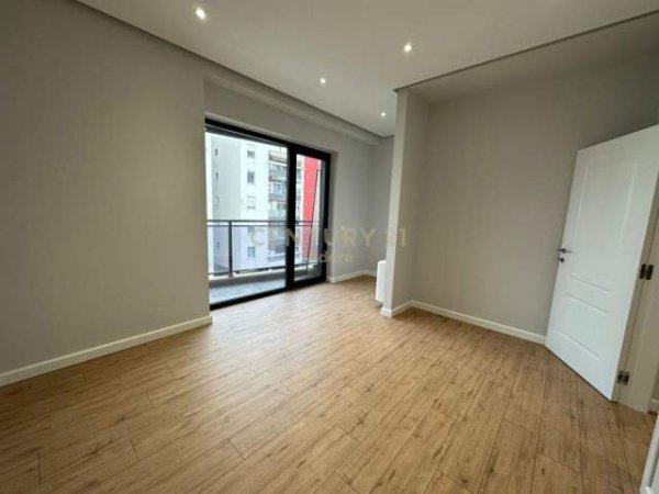Tirane, jepet me qera zyre Kati 5, 161 m² 1.800 Euro (Rr. e Kosovareve)