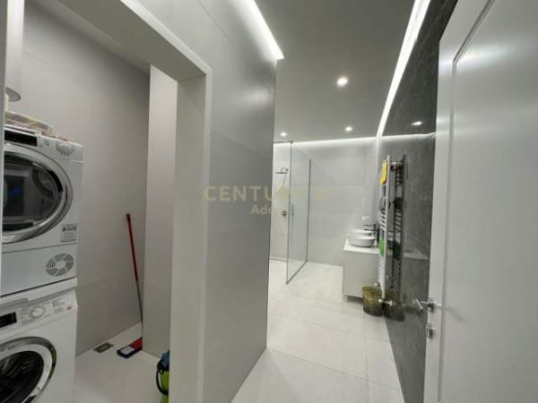 Tirane, jepet me qera zyre Kati 5, 161 m² 1.800 Euro (Rr. e Kosovareve)
