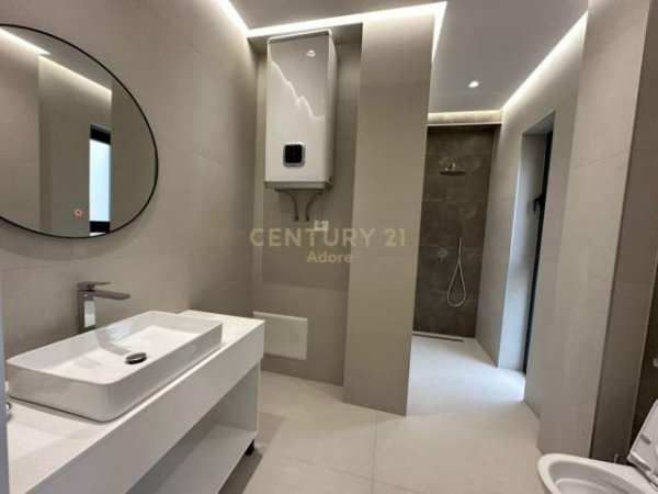 Tirane, jepet me qera zyre Kati 5, 161 m² 1.800 Euro (Rr. e Kosovareve)