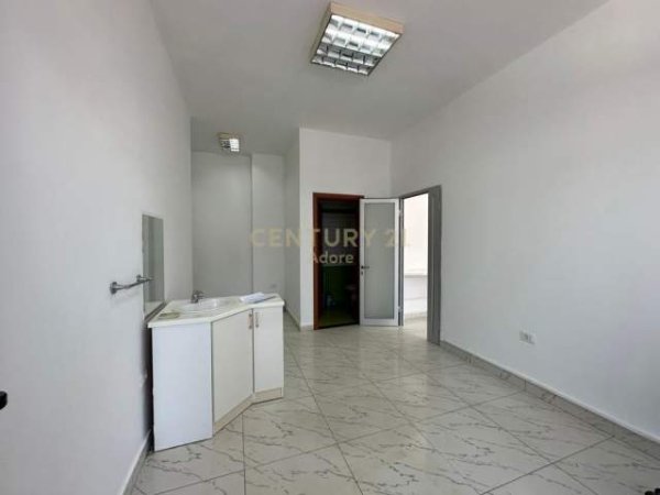 Tirane, jepet me qera zyre Kati 1, 47 m² 400  (Rr. Dora D'istria Tirana, Albania)