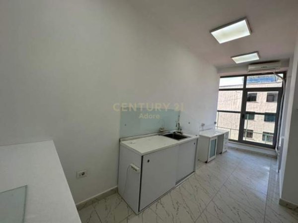 Tirane, jepet me qera zyre Kati 1, 47 m² 400  (Rr. Dora D'istria Tirana, Albania)