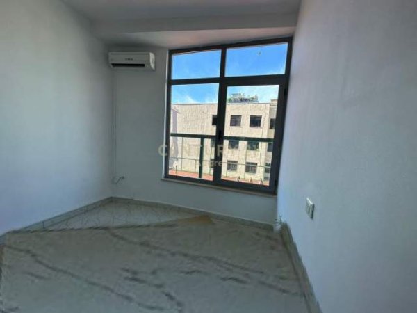 Tirane, jepet me qera zyre Kati 1, 47 m² 400  (Rr. Dora D'istria Tirana, Albania)