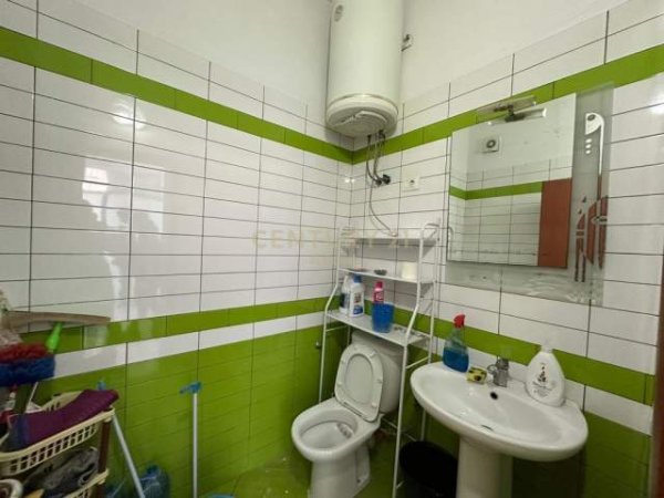 Tirane, jepet me qera zyre Kati 1, 47 m² 400  (Rr. Dora D'istria Tirana, Albania)
