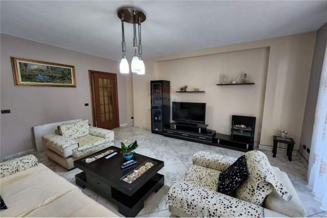 Tirane, jepet me qera apartament 2+1 136 m² 700 Euro (LIBRI UNIVERSITARE)