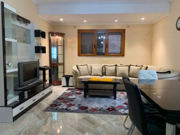 Tirane, jepet me qera Vile 600 m² 1.200 Euro (Casa Italia)