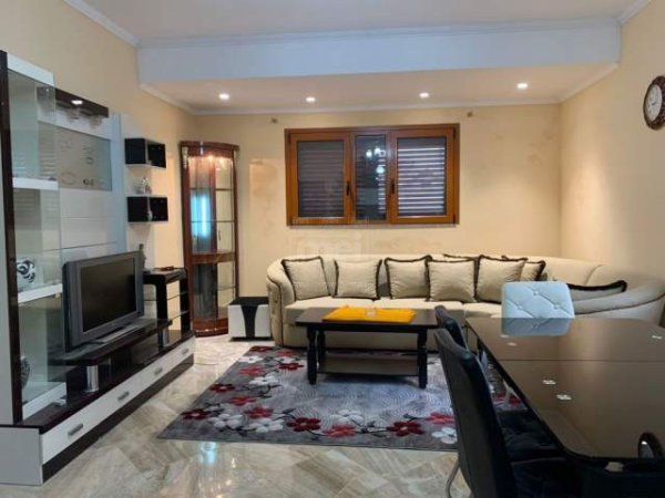 Tirane, jepet me qera Vile 600 m² 1.200 Euro (Casa Italia)