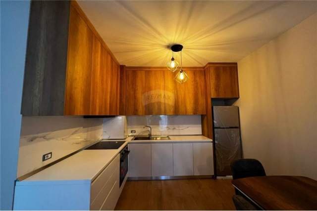 Tirane, jepet me qera apartament 1+1 79 m² 400 Euro (FUSHA AVIACIONIT)