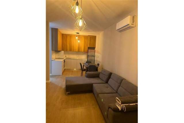 Tirane, jepet me qera apartament 1+1 79 m² 400 Euro (FUSHA AVIACIONIT)