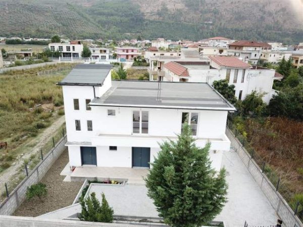 Berat, shitet Vile 2 Katshe, 400 m² 270.000 Euro (Rruga Todi Naska)