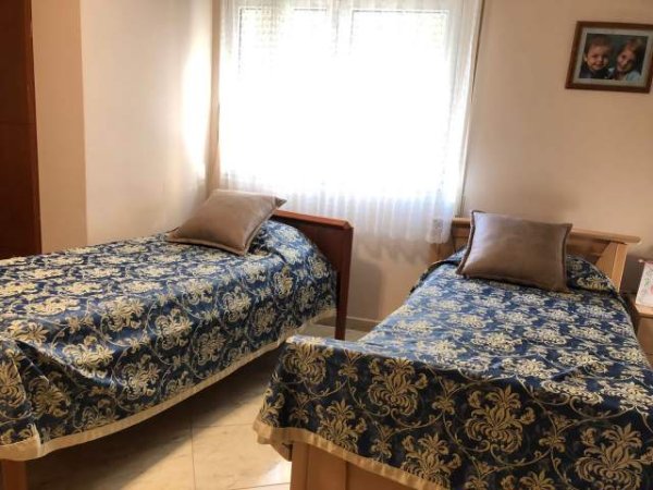 Tirane, jap me qera apartament 2+1 Kati 1, 120 m² 600 Euro (Rruga Siri Kodra, prane Selvise)