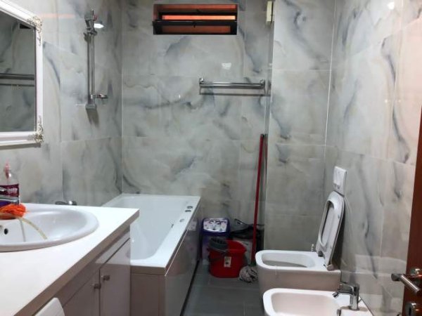 Tirane, jap me qera apartament 2+1 Kati 1, 120 m² 600 Euro (Rruga Siri Kodra, prane Selvise)
