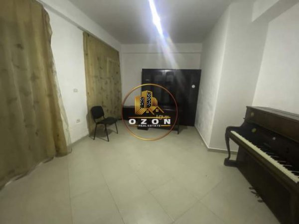 Tirane, jepet me qera apartament duplex Dublex Kati 1, 105 m² 500 Euro (Kopshti Zoologjik)