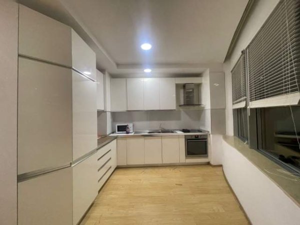 Tirane, jepet me qera apartament 3+1 Kati 3, 190 m² 1.100 Euro (Mbrapa Ambasades Amerikane)