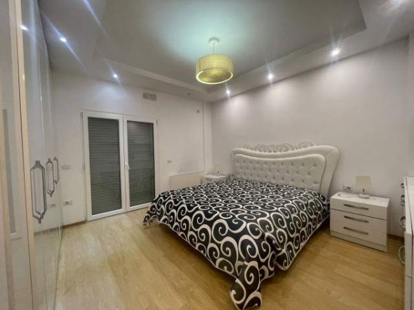 Tirane, jepet me qera apartament 3+1 Kati 3, 190 m² 1.100 Euro (Mbrapa Ambasades Amerikane)