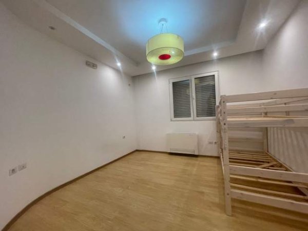 Tirane, jepet me qera apartament 3+1 Kati 3, 190 m² 1.100 Euro (Mbrapa Ambasades Amerikane)