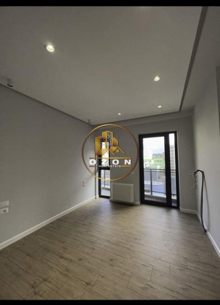 Tirane, jepet me qera apartament 3+1 Kati 5, 190 m² 1.800 Euro (Rruga e Kosovareve)