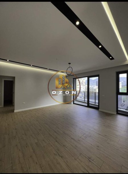 Tirane, jepet me qera apartament 3+1 Kati 5, 190 m² 1.800 Euro (Rruga e Kosovareve)
