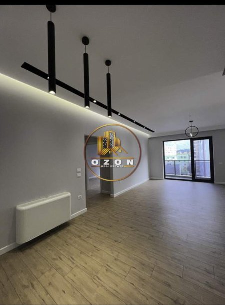Tirane, jepet me qera apartament 3+1 Kati 5, 190 m² 1.800 Euro (Rruga e Kosovareve)