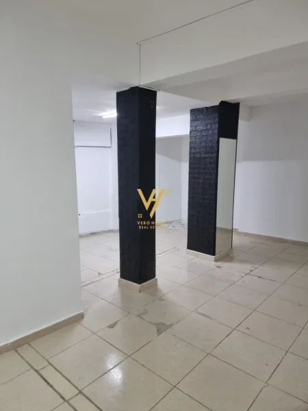 Tirane, jepet me qera dyqan Kati 0, 45 m² 500 € (LAPRAKE)