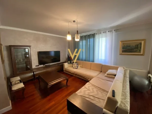 Tirane, jepet me qera apartament 3+1+Ballkon Kati 3, 165 m² 2.500 € (BLLOK)