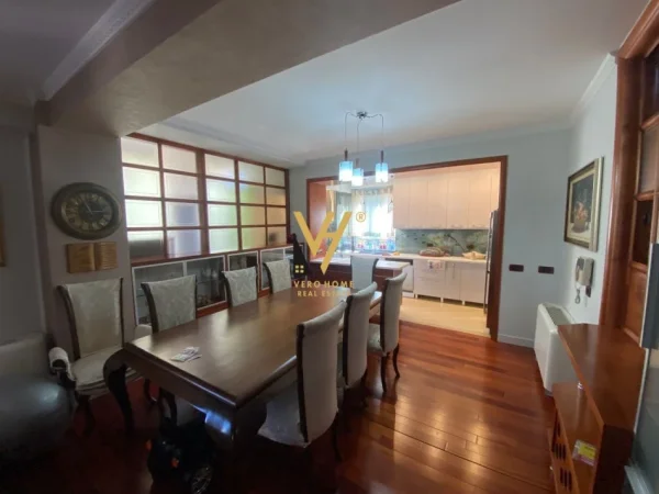 Tirane, jepet me qera apartament 3+1+Ballkon Kati 3, 165 m² 2.500 € (BLLOK)