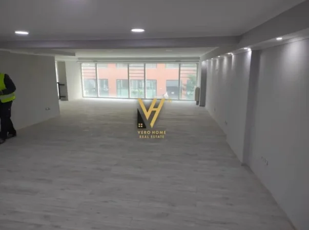 Tirane, shitet dyqan Kati 1, 135 m² 300.000 € (RRUGA HOXHA TAHSIM)