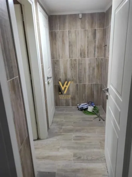 Tirane, shitet dyqan Kati 1, 135 m² 300.000 € (RRUGA HOXHA TAHSIM)