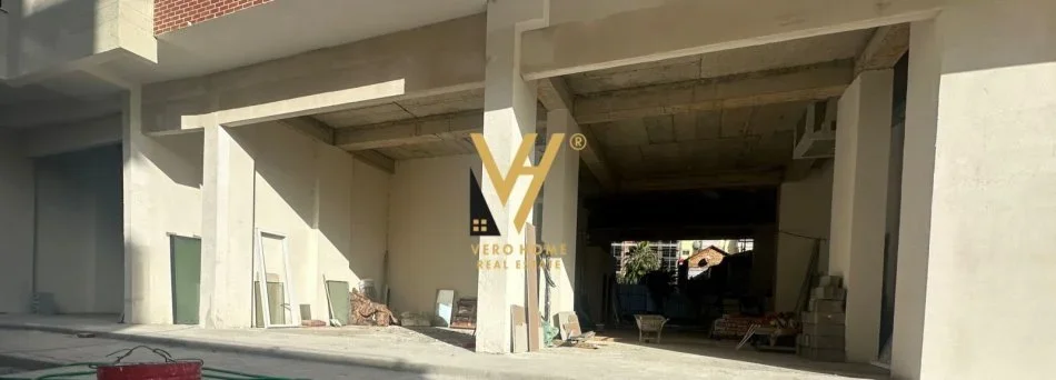 Tirane, jepet me qera dyqan Kati 0, 158 m² 3.200 € (PAZARI I RI)