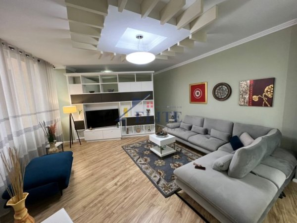 Tirane, jepet me qera apartament 1+1+Ballkon Kati 9, 76 m² 600 € (Selvia)
