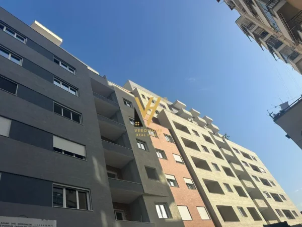 Tirane, shitet dyqan Kati 0, 158 m² 1.106.000 € (PAZARI I RI)