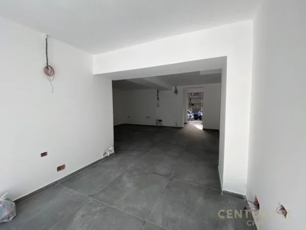 Tirane, jepet me qera ambjent biznesi Kati 0, 85 m² 2.500 € (Shallvaret)