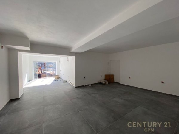 Tirane, jepet me qera ambjent biznesi Kati 0, 85 m² 2.500 € (Shallvaret)