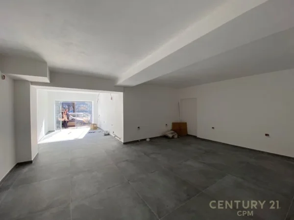 Tirane, jepet me qera ambjent biznesi Kati 0, 85 m² 2.500 € (Shallvaret)