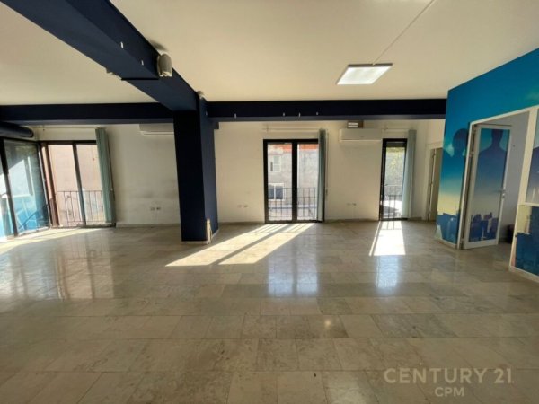 Tirane, jepet me qera ambjent biznesi Kati 2, 138 m² 1.800 € (Don Bosco)