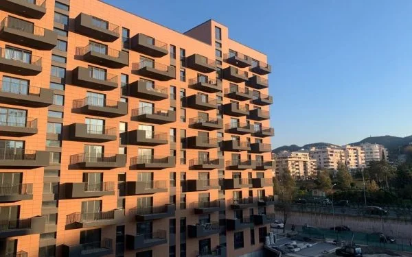 Tirane, jepet me qera apartament 2+1+Ballkon Kati 4, 125 m² 1.200 € (Komuna e Parisit , Parku Olimpik)