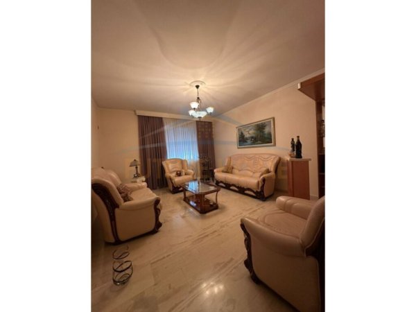Tirane, jepet me qera apartament 3+1+Ballkon Kati 3, 150 m² 1000 € (Komuna e Parisit)
