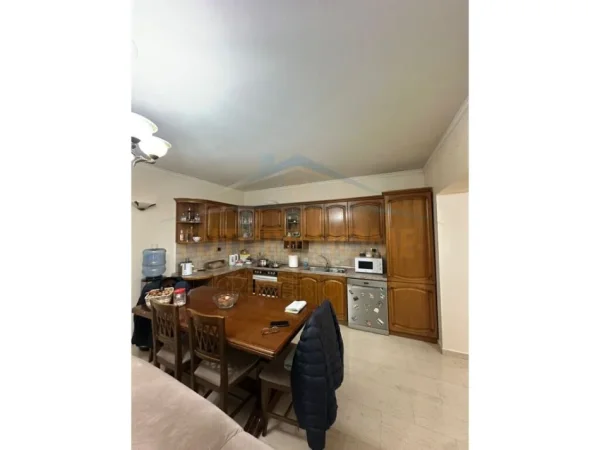 Tirane, shitet apartament 3+1+Ballkon Kati 3, 150 m² 300.000 € (Komuna e Parisit)