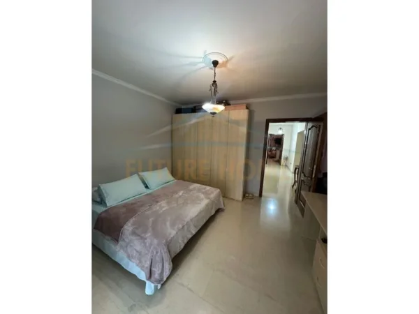 Tirane, shitet apartament 3+1+Ballkon Kati 3, 150 m² 300.000 € (Komuna e Parisit)