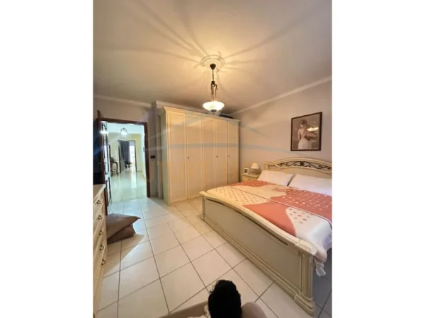 Tirane, shitet apartament 3+1+Ballkon Kati 3, 150 m² 300.000 € (Komuna e Parisit)