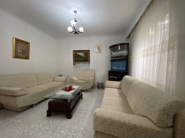 Tirane, jepet me qera apartament 1+1 Kati 2, 