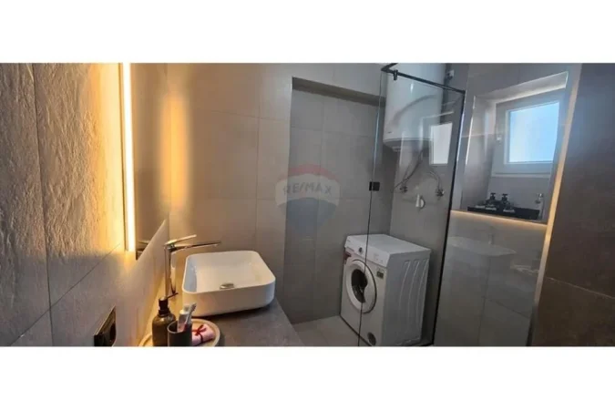 Tirane, jepet me qera apartament 1+1 , 500 € (Kinostudio)