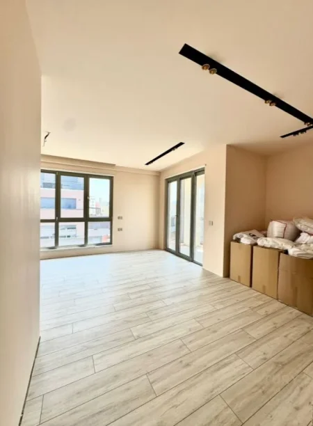 Tirane, jepet me qera zyre Kati 5, 102 m² 1.700 € (Rruga e Kavajës)