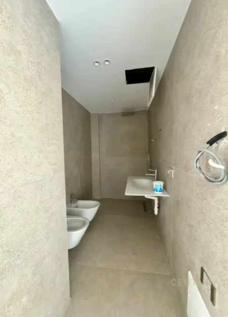 Tirane, jepet me qera zyre Kati 5, 102 m² 1.700 € (Rruga e Kavajës)