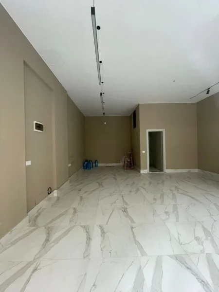 Tirane, jepet me qera ambjent biznesi Kati 0, 50 m² 1.000 € (MINE PEZA)