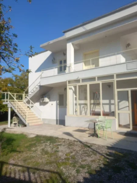 Tirane, jepet me qera apartament 1+1+Ballkon Kati 2, 120 m² 500 € (ALI DEMI)