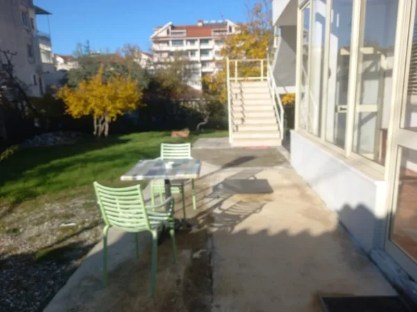 Tirane, jepet me qera apartament 1+1+Ballkon Kati 2, 120 m² 500 € (ALI DEMI)