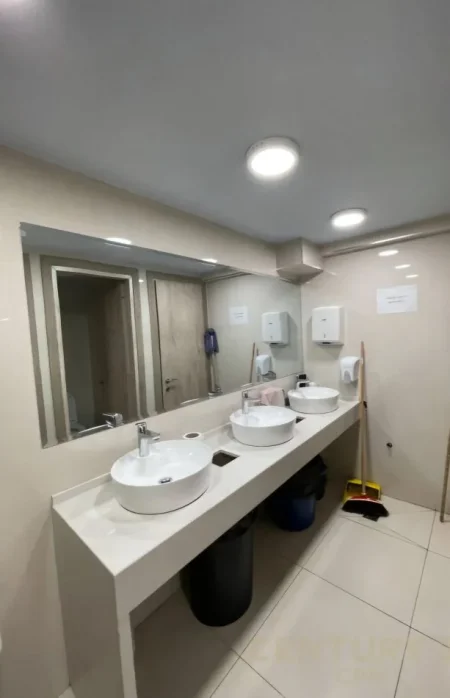 Tirane, jepet me qera zyre Kati 0, 600 m² 6.500 € (Rruga e Barrikadave)