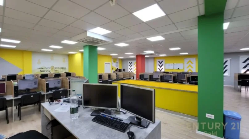 Tirane, jepet me qera zyre Kati 1, 560 m² 7.000 € (9-Katëshëve)